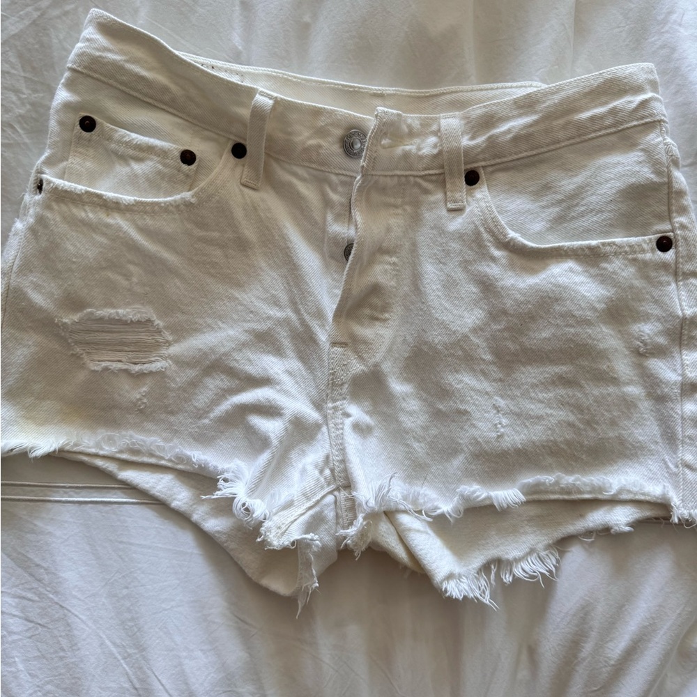 White Mid Rise Levi’s 501 Denim Shorts - Size 27